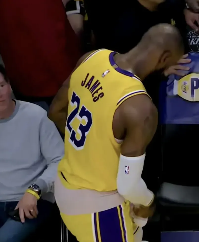  败北引发热议！，詹姆斯在利物浦比赛中重要助攻全场沸腾不已