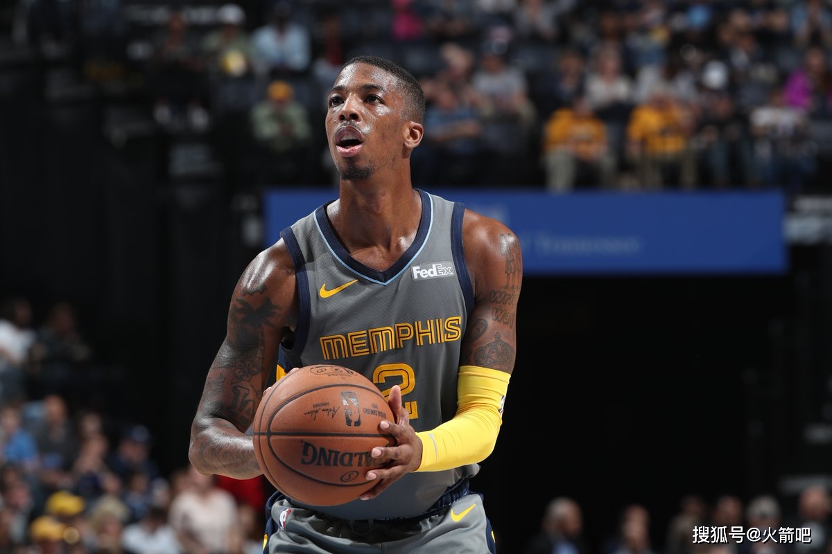 西亚卡姆重返赛场，表现优异首场状态出色，老鹰观众沸腾！比赛高潮迭起的简单介绍