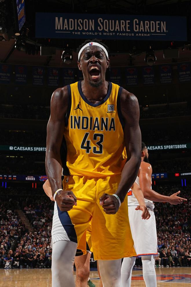 西亚卡姆重返赛场，表现优异首场状态出色，老鹰观众沸腾！比赛高潮迭起的简单介绍