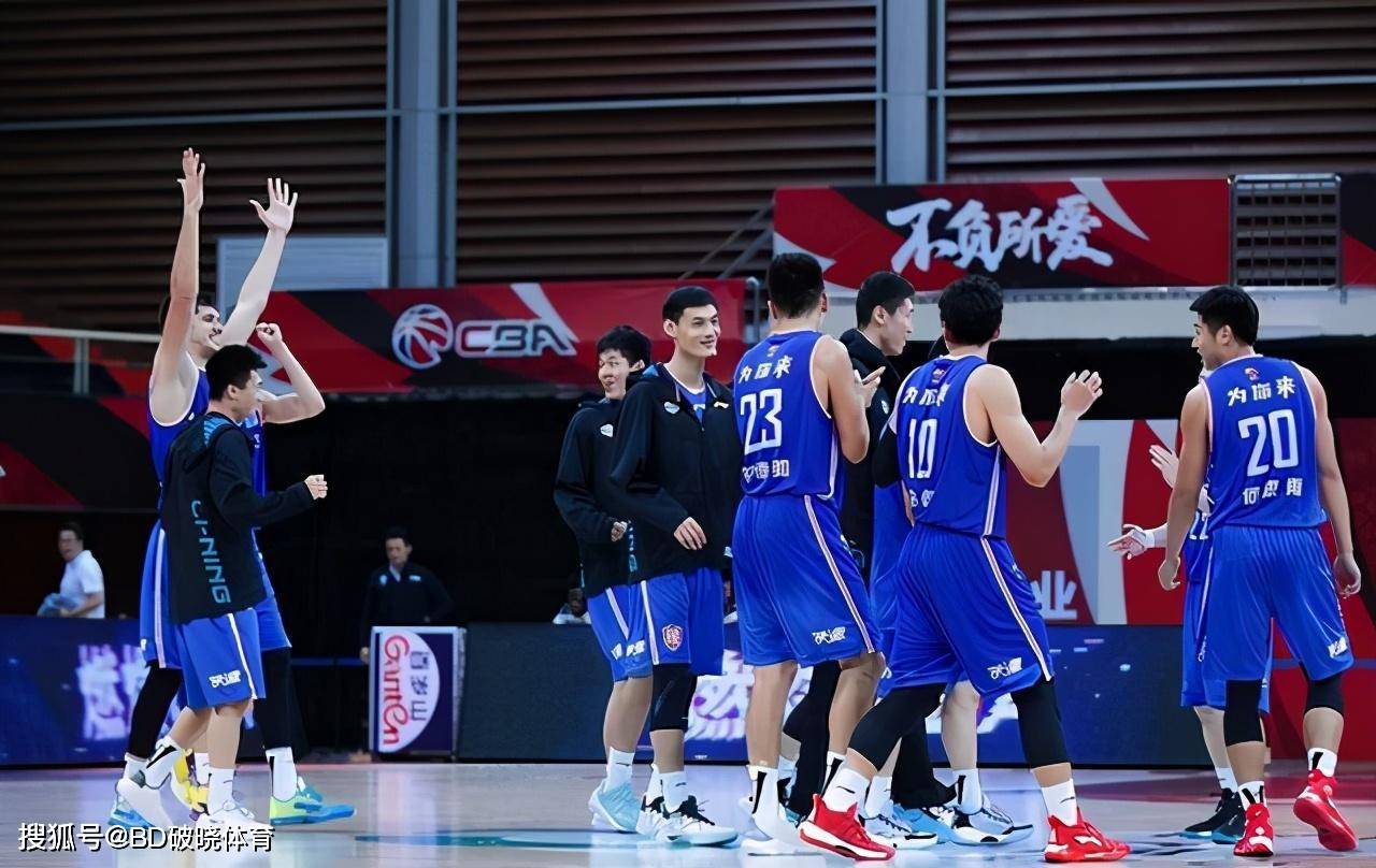 广州队训练开放日，今夜更衣室发声引欢呼，CBA季后赛在即，年轻球员得到机会的简单介绍